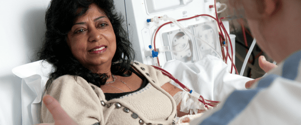 afdeling dialyse in hmc vrouw in bed infuus