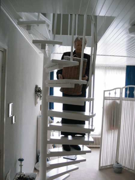 d034_foto_met_handen_vol_de_trap_op.jpeg