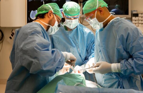 Chirurgenteam implanteert kunststof 3D-geprint schedelbot