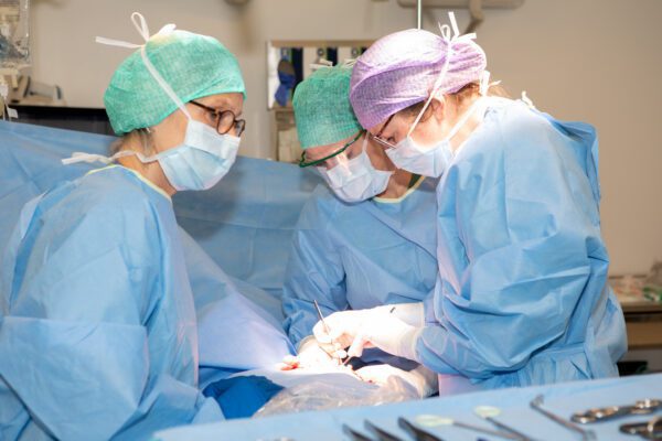oncoloog_chirurg_marieke_en_haar_team_voeren_een_borstoperatie_uit.jpg