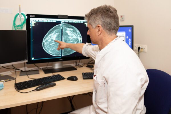 radioloog_onno_bekijkt_de_borst_op_de_foto.jpg