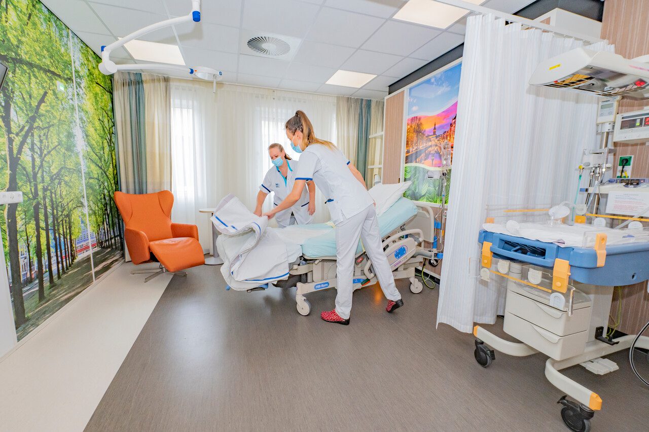 verloskamer met couveuse