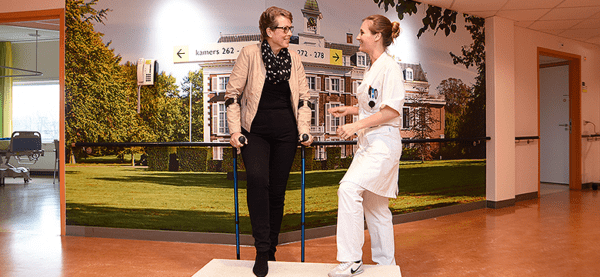 verpleegafdeling focuskliniek orthopedie vrouw op krukken