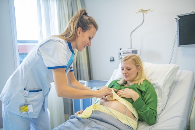 foto van een ctg bij een zwangere vrouw
